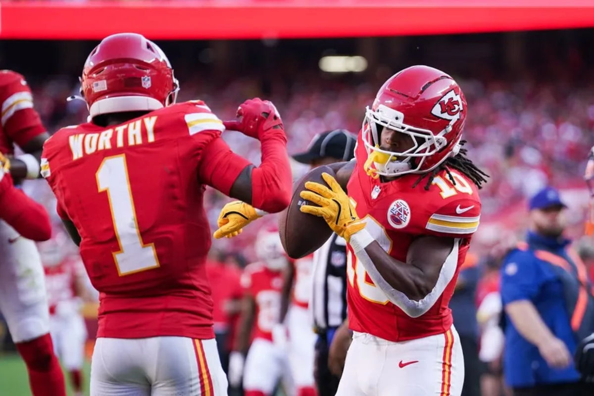 28 de septiembre de 2025; Kansas City, Misuri, EE. UU.; El corredor de los Kansas City Chiefs, Isiah Pacheco (10), celebra con el receptor abierto de los Kansas City Chiefs, Xavier Worthy (1), tras anotar un touchdown durante la primera mitad contra los Baltimore Ravens en el GEHA Field del Arrowhead Stadium. Crédito obligatorio: Denny Medley-Imagn Images