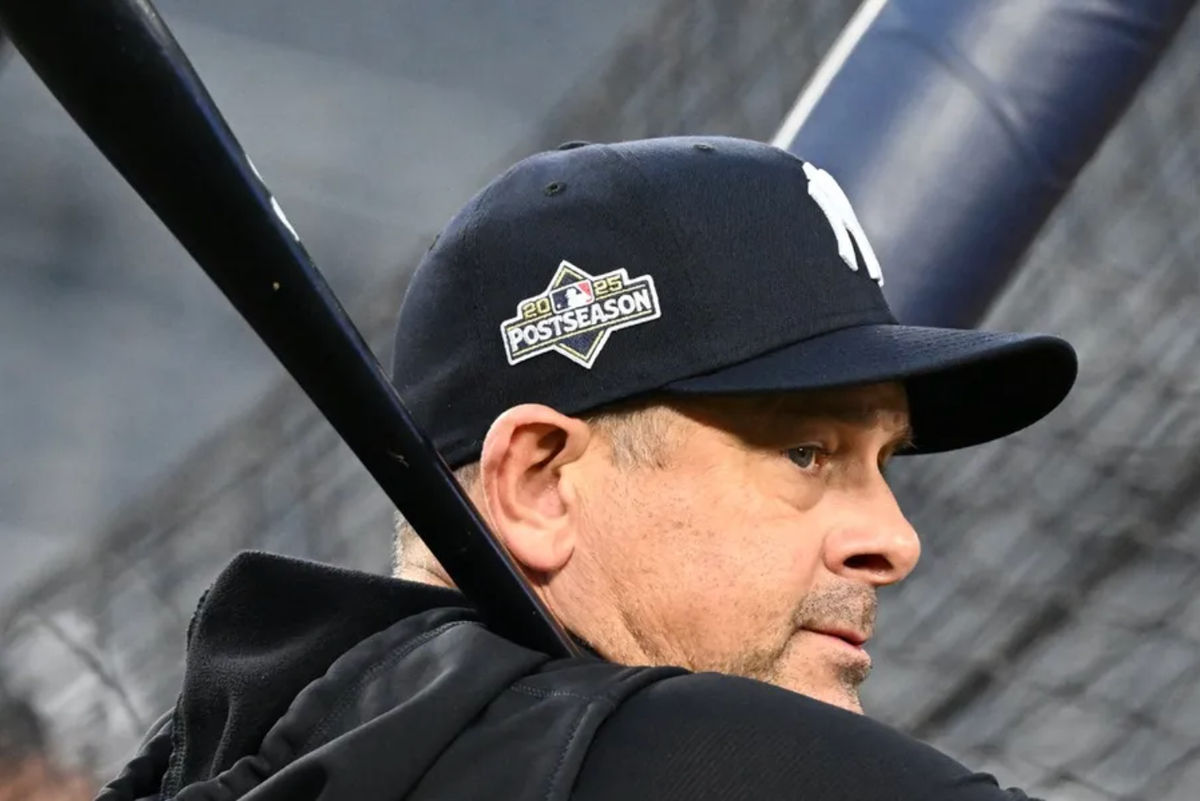 3 de octubre de 2025; Toronto, Ontario, Canadá; El mánager de los Yankees de Nueva York, Aaron Boone (17), observa a sus jugadores durante los entrenamientos en el Rogers Centre. Crédito obligatorio: Dan Hamilton-Imagn Images