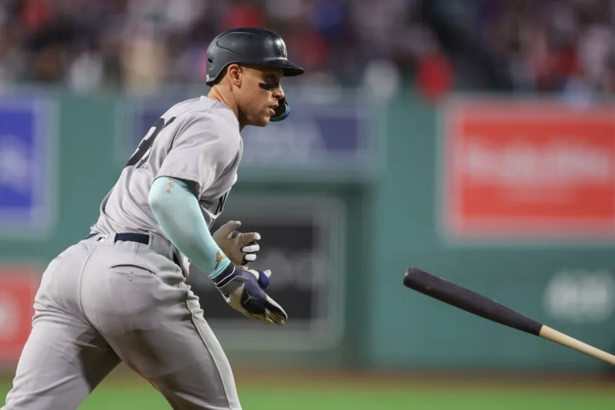 12 de septiembre de 2025; Boston, Massachusetts, EE. UU.; El bateador designado de los Yankees de Nueva York, Aaron Judge (99), reacciona tras conectar un jonrón durante la primera entrada contra los Medias Rojas de Boston en Fenway Park. Crédito obligatorio: Paul Rutherford-Imagn Images.