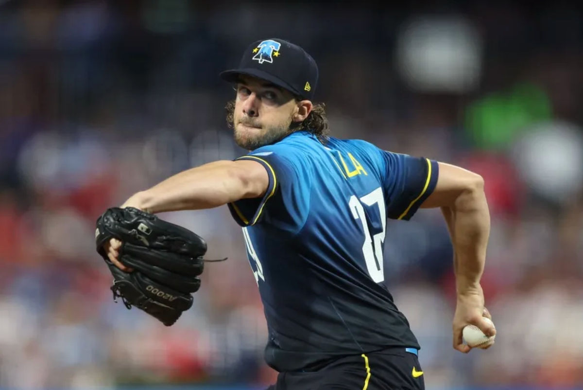 26 de septiembre de 2025; Filadelfia, Pensilvania, EE. UU.; El lanzador de los Filis de Filadelfia, Aaron Nola (27), lanza contra los Mellizos de Minnesota durante la segunda entrada en el Citizens Bank Park. Crédito obligatorio: Bill Streicher-Imagn Images.