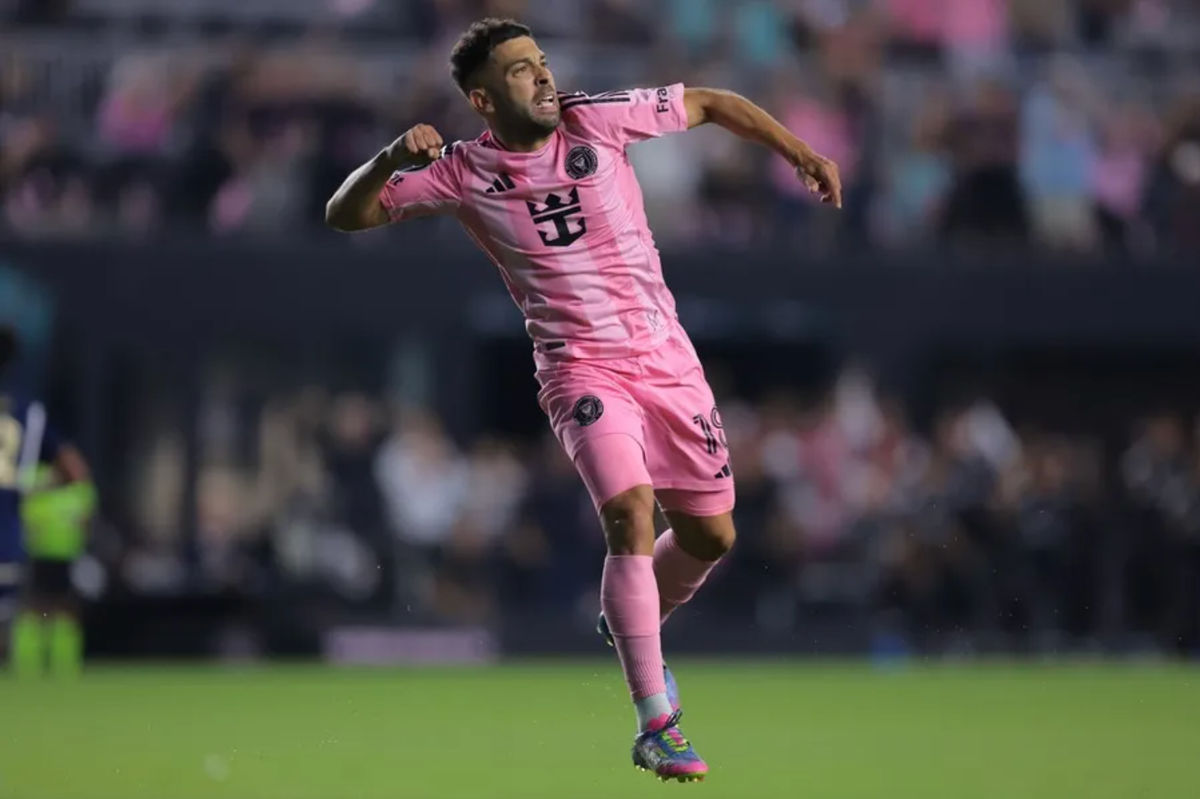 30 de abril de 2025; Ft. Lauderdale, Flórida, EUA; O zagueiro do Inter Miami CF, Jordi Alba (18), comemora após marcar contra o Vancouver Whitecaps durante o primeiro tempo no Chase Stadium. Crédito obrigatório: Sam Navarro-Imagn Images