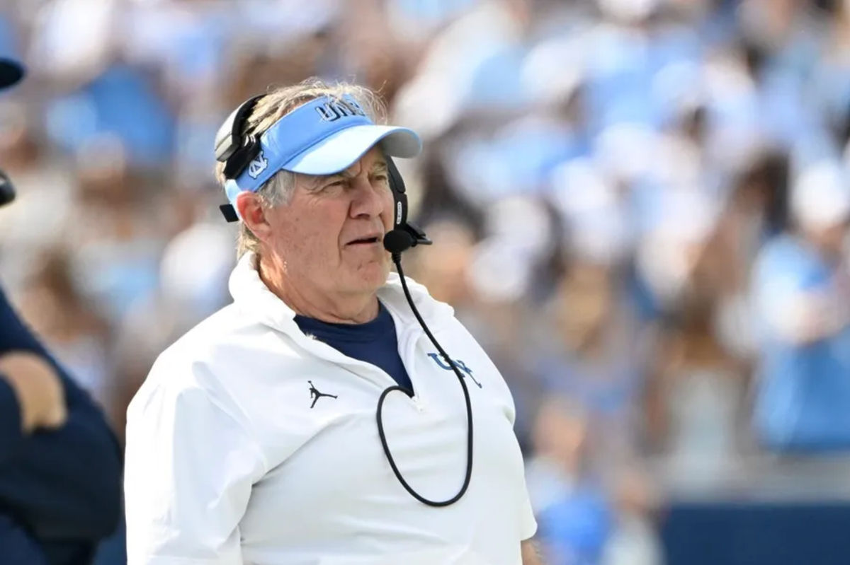 13 de septiembre de 2025; Chapel Hill, Carolina del Norte, EE. UU.; Bill Belichick, entrenador de los North Carolina Tar Heels, en la banda durante el segundo cuarto en el Estadio Kenan. Crédito obligatorio: Bob Donnan-Imagn Images