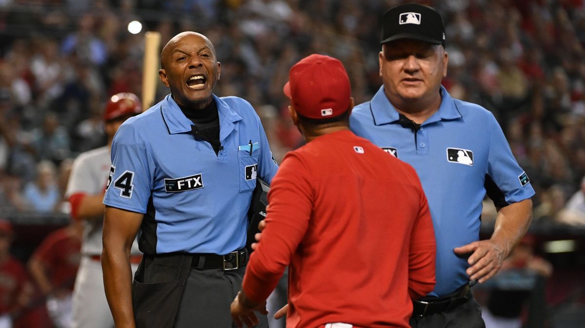 MLB umpire C.B .Bucknor (L) argues with Cardinals’ manager Oliver Marmol.
