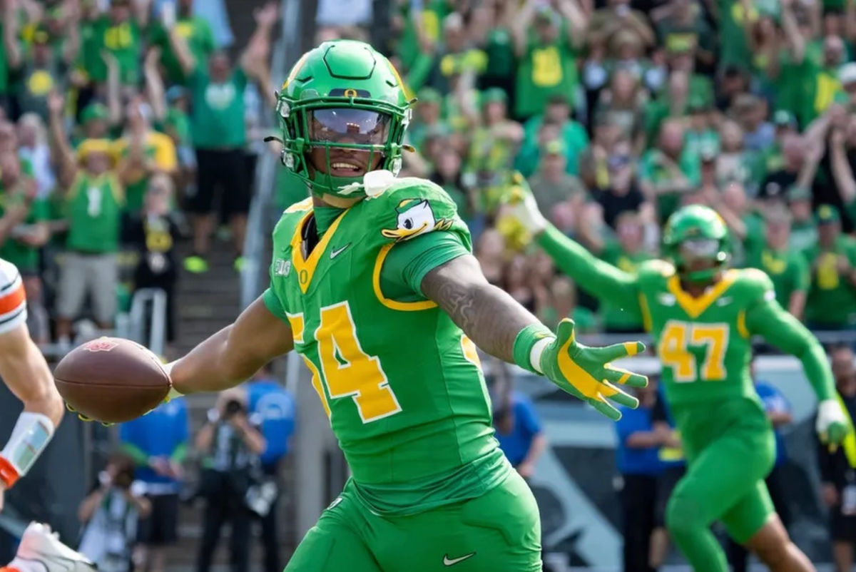 El linebacker interno de Oregon, Jerry Mixon, acarrea el balón para un touchdown tras una intercepción. Los Oregon Ducks reciben a los Oklahoma State Cowboys el 6 de septiembre de 2025 en el Estadio Autzen de Eugene, Oregon. FOTO: USA TODAY SPORTS IMAGES