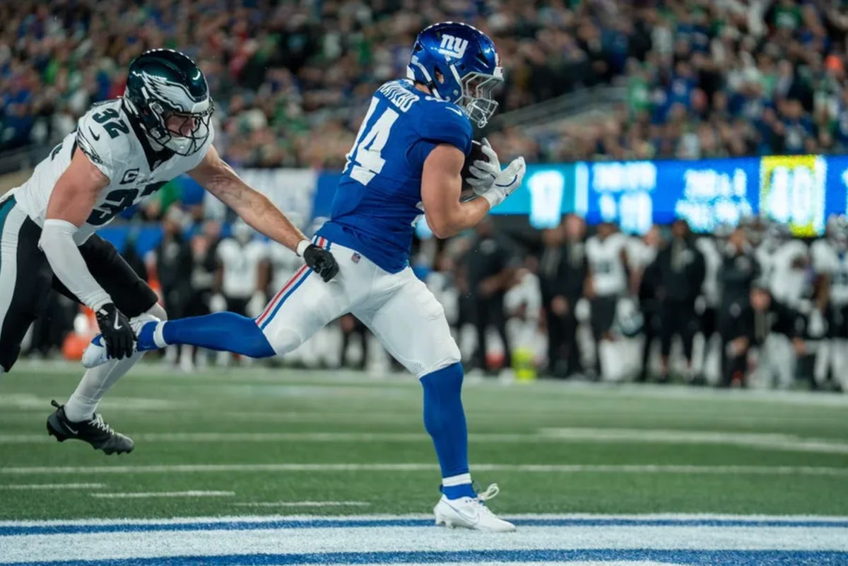 El corredor de los New York Giants, Cam Skattebo (44), anota un touchdown en el segundo cuarto durante un partido de Thursday Night Football entre los New York Giants y los Philadelphia Eagles en el MetLife Stadium en East Rutherford el 9 de octubre de 2025. FOTO USA TODAY SPORTS IMAGES