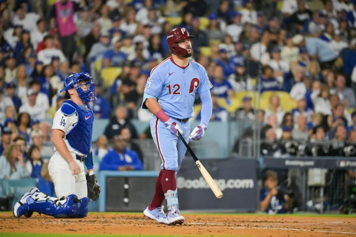 8 de octubre de 2025; Los Ángeles, California, EE. UU.; El bateador designado de los Filis de Filadelfia, Kyle Schwarber (12), conecta un jonrón solitario en la cuarta entrada contra los Dodgers de Los Ángeles durante el tercer juego de la ronda de la Serie Divisional de la Liga Nacional (NLDS) de los playoffs de la MLB de 2025 en el Dodger Stadium. Crédito obligatorio: Jayne Kamin-Oncea-Imagn Images.