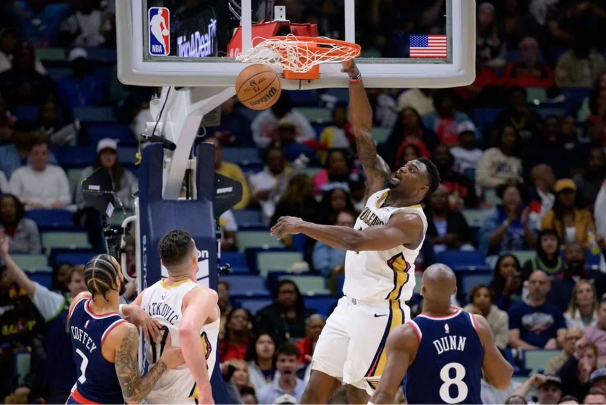11 de marzo de 2025; Nueva Orleans, Luisiana, EE. UU.; El alero de los New Orleans Pelicans, Zion Williamson (1), clava la pelota contra el base de Los Angeles Clippers, Kris Dunn (8), durante la segunda mitad en el Smoothie King Center. Crédito obligatorio: Matthew Hinton-Imagn Images