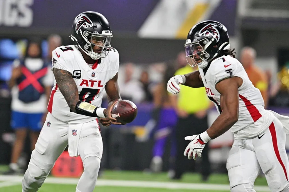 14 de septiembre de 2025; Minneapolis, Minnesota, EE. UU.; El mariscal de campo de los Atlanta Falcons, Michael Penix Jr. (9), entrega el balón al corredor de los Atlanta Falcons, Bijan Robinson (7), durante la primera mitad contra los Minnesota Vikings en el U.S. Bank Stadium. Crédito obligatorio: Jeffrey Becker-Imagn Images.