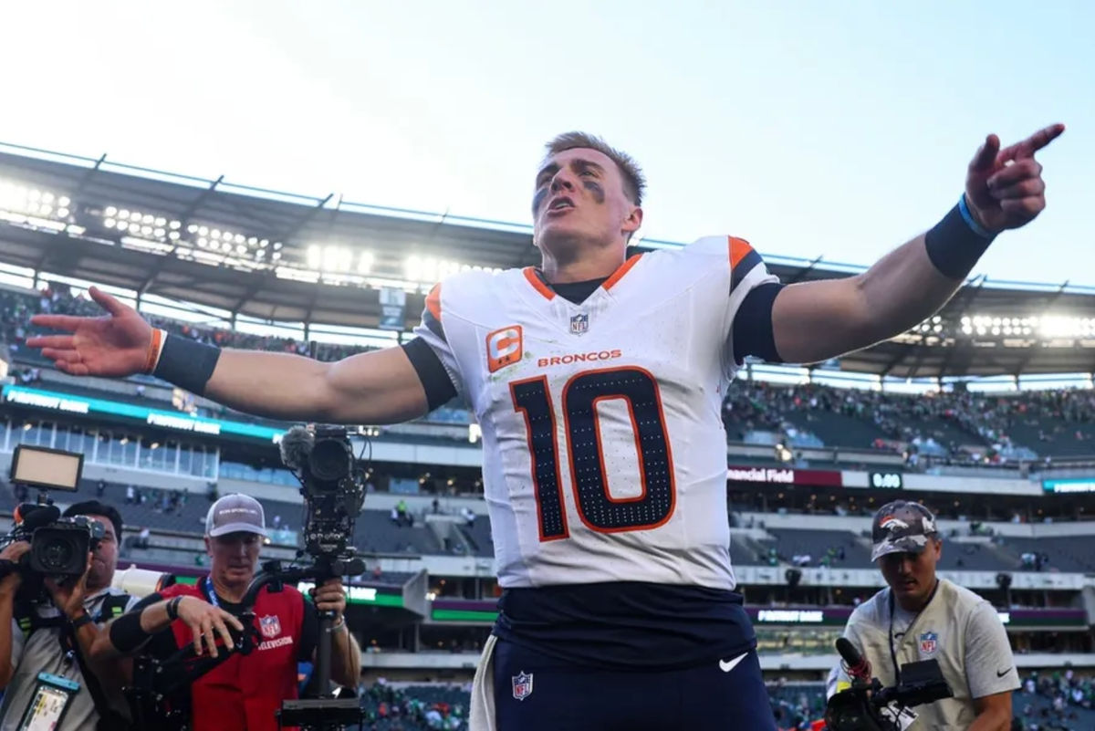 5 de octubre de 2025; Filadelfia, Pensilvania, EE. UU.; El mariscal de campo de los Denver Broncos, Bo Nix (10), reacciona al salir del campo tras la victoria contra los Philadelphia Eagles en el Lincoln Financial Field. Crédito obligatorio: Bill Streicher-Imagn Images.