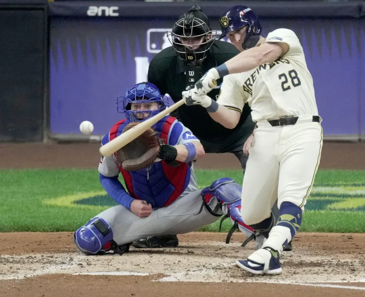 El primera base de los Cerveceros de Milwaukee, Andrew Vaughn (28), conecta un jonrón solitario durante la cuarta entrada de su partido de la Serie Divisional de la Liga Nacional contra los Cachorros de Chicago el sábado 11 de octubre de 2025 en el American Family Field de Milwaukee, Wisconsin. FOTO: USA TODAY SPORTS IMAGES
