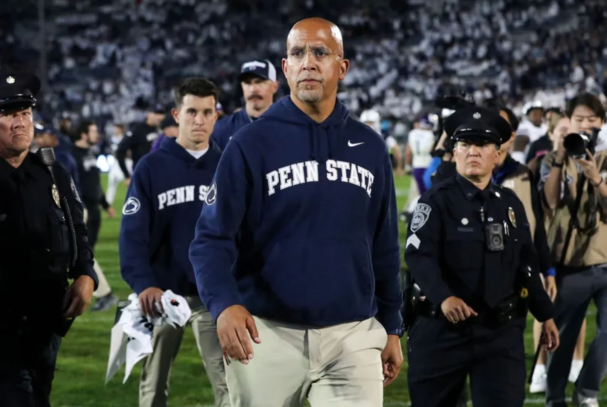 11 de octubre de 2025; University Park, Pensilvania, EE. UU.; El entrenador de los Penn State Nittany Lions, James Franklin, abandona el campo tras el partido contra los Northwestern Wildcats en el Estadio Beaver. Crédito obligatorio: Matthew O'Haren-Imagn Images
