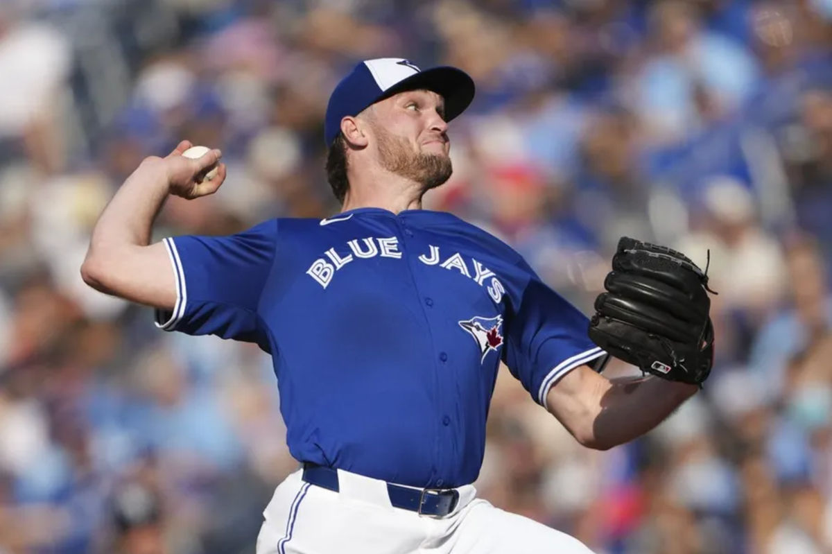 27 de septiembre de 2025; Toronto, Ontario, Canadá; El lanzador de los Toronto Blue Jays, Trey Yesavage (39), lanza contra los Tampa Bay Rays durante la quinta entrada en el Rogers Centre. Crédito obligatorio: Kevin Sousa-Imagn Images