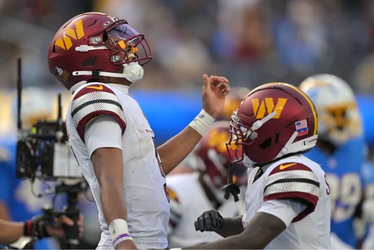 5 de octubre de 2025; Inglewood, California, EE. UU.; El mariscal de campo de los Washington Commanders, Jayden Daniels (5), celebra tras un touchdown contra Los Angeles Chargers en la segunda mitad en el SoFi Stadium. Crédito obligatorio: Jayne Kamin-Oncea-Imagn Images