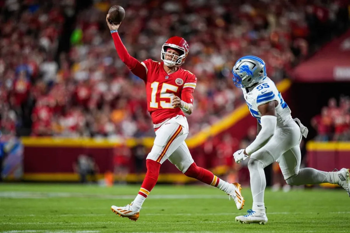El apoyador de los Detroit Lions, Derrick Barnes (55), presiona al mariscal de campo de los Kansas City Chiefs, Patrick Mahomes (15), durante la primera mitad en el Arrowhead Stadium en Kansas City, Missouri, el domingo 12 de octubre de 2025.