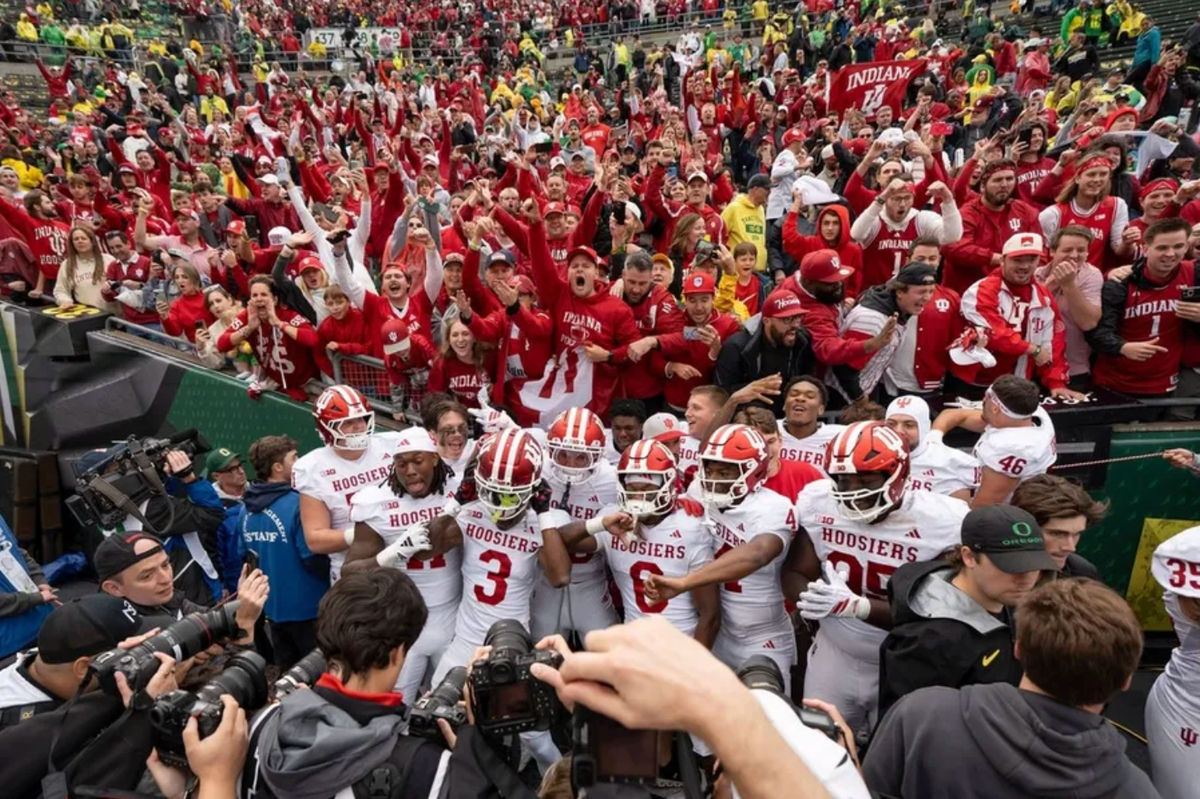 Los jugadores de Indiana animan después de derrotar a los Oregon Ducks el 11 de octubre de 2025 en el estadio Autzen en Eugene, Oregón.