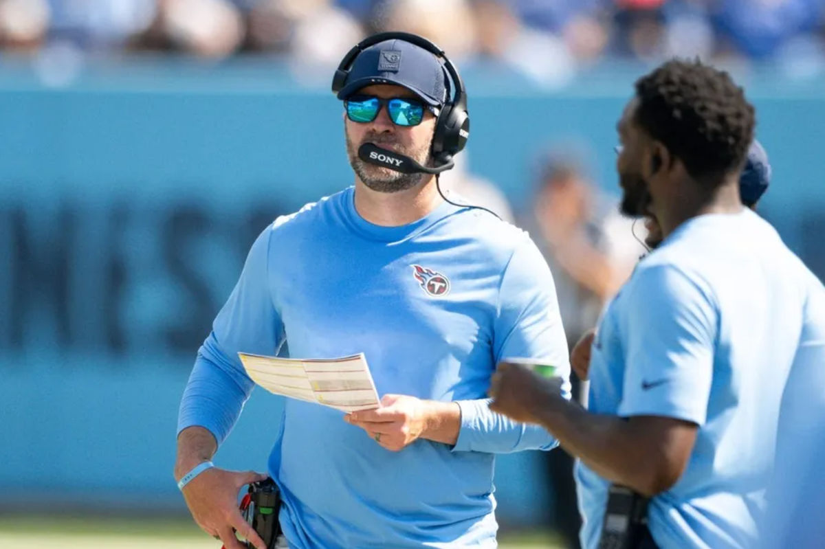 21 de septiembre de 2025; Nashville, Tennessee, EE. UU.; El entrenador de los Tennessee Titans, Brian Callahan, recorre la banda contra los Indianapolis Colts durante la segunda mitad en el Nissan Stadium. Crédito obligatorio: Steve Roberts-Imagn Images