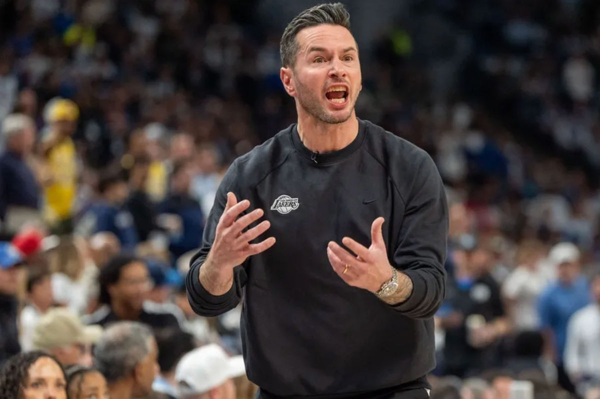 27 de abril de 2025; Minneapolis, Minnesota, EE. UU.; El entrenador de Los Angeles Lakers, JJ Redick, presiona para obtener la posesión debido a que un jugador de los Minnesota Timberwolves pateó el balón en el tercer cuarto durante el cuarto partido de la primera ronda de los Playoffs de la NBA de 2025 en el Target Center. Crédito obligatorio: Matt Blewett-Imagn Images