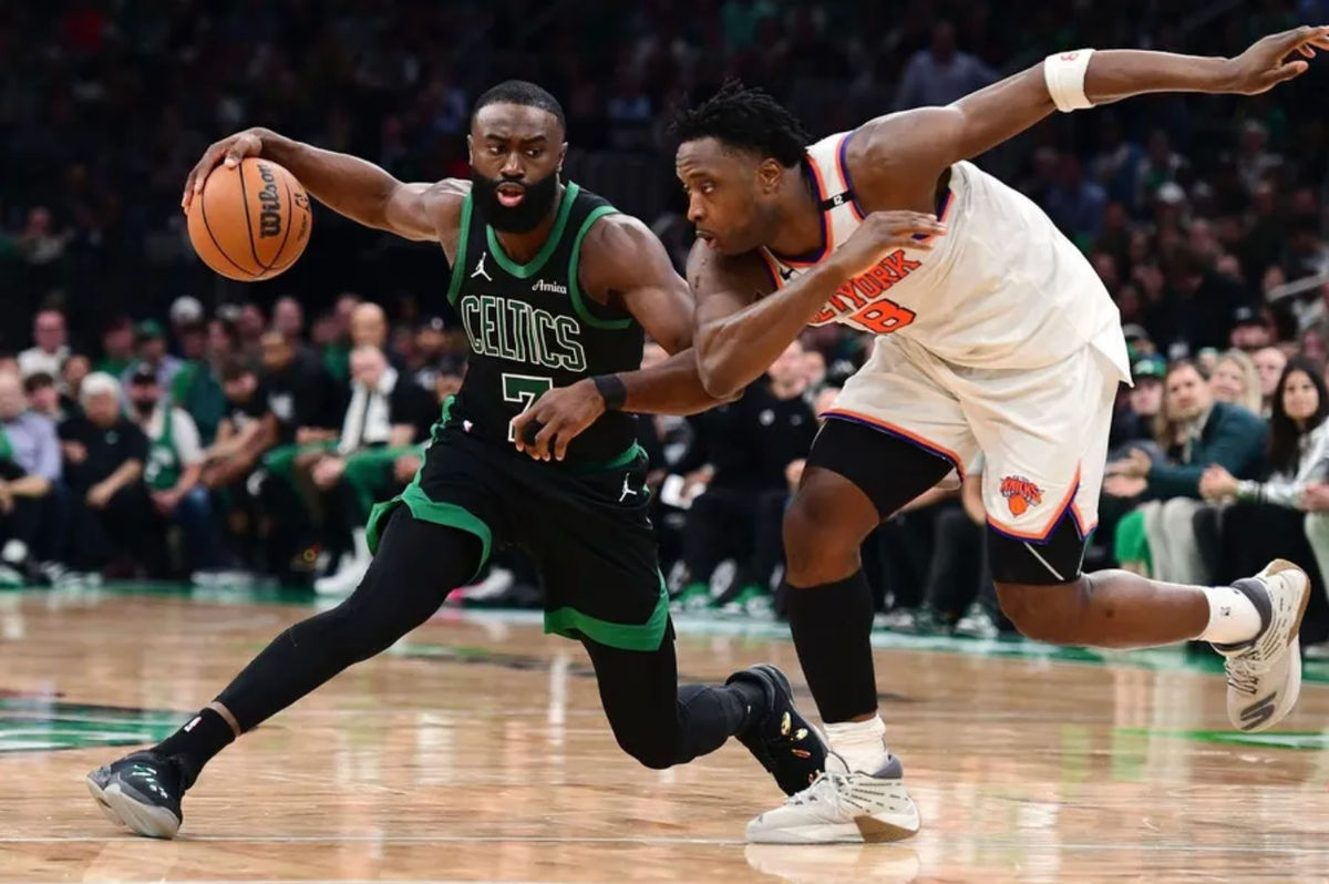 14 de mayo de 2025; Boston, Massachusetts, EE. UU.; El base de los Boston Celtics, Jaylen Brown (7), controla el balón del alero de los New York Knicks, OG Anunoby (8), en la segunda mitad del quinto partido de la segunda ronda de los Playoffs de la NBA de 2025 en el TD Garden. Crédito obligatorio: Bob DeChiara-Imagn Images.