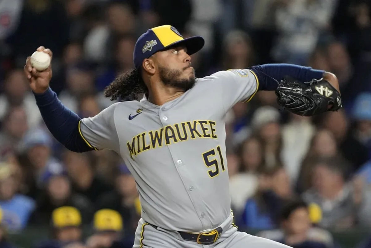 9 de octubre de 2025; Chicago, Illinois, EE. UU.; El lanzador de los Cerveceros de Milwaukee, Freddy Peralta (51), lanza contra los Cachorros de Chicago durante la primera entrada del cuarto juego de la Serie Divisional de la Liga Nacional (NLDS) de los playoffs de la MLB de 2025 en el Wrigley Field. Crédito obligatorio: David Banks-Imagn Images.