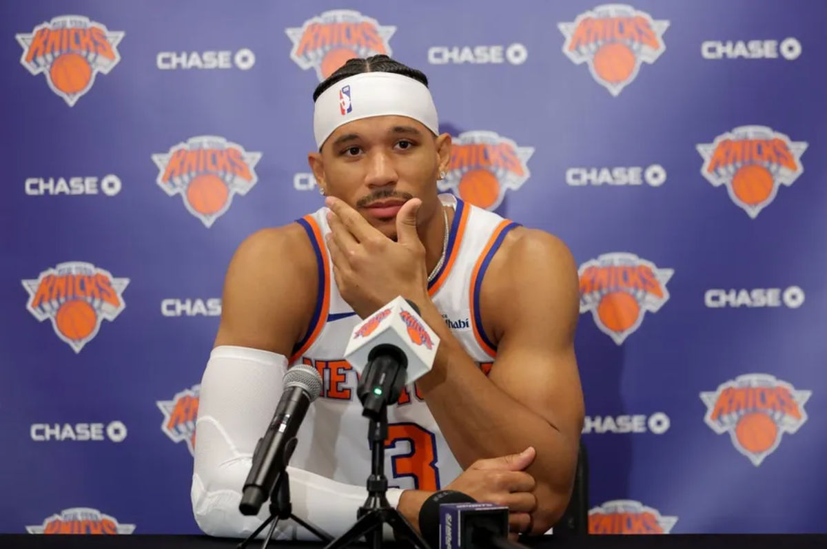 23 de septiembre de 2025; Nueva York, NY, EE. UU.; El base de los New York Knicks, Josh Hart, habla con los medios durante una conferencia de prensa en el centro de entrenamiento del Madison Square Garden. Crédito obligatorio: Brad Penner-Imagn Images