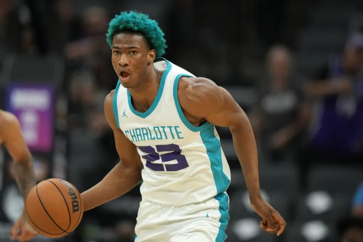 5 de julio de 2023; Sacramento, CA, EE. UU.; Kai Jones (23), delantero de los Charlotte Hornets, dribla contra los Golden State Warriors durante el tercer cuarto en el Golden 1 Center. Crédito obligatorio: Darren Yamashita-USA TODAY Sports