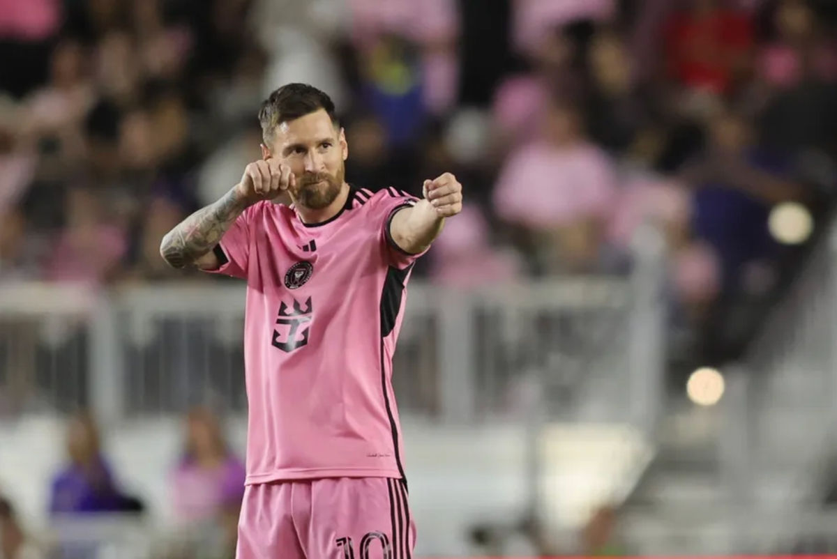 19 de outubro de 2024; Fort Lauderdale, Flórida, EUA; O atacante do Inter Miami CF, Lionel Messi (10), comemora gol durante o segundo tempo contra o New England Revolution no Chase Stadium. Crédito obrigatório: Sam Navarro-Imagn Images