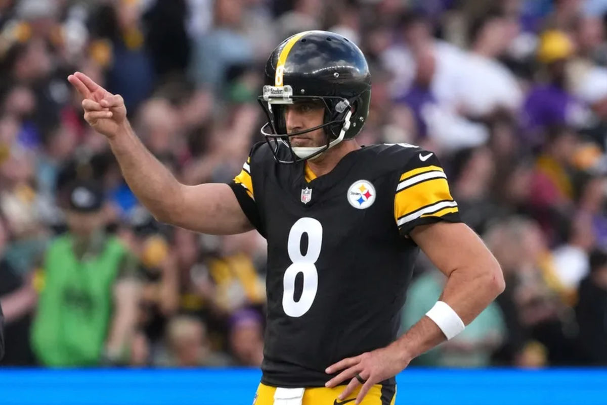 28 de septiembre de 2025; Dublín, Irlanda; El mariscal de campo de los Pittsburgh Steelers, Aaron Rodgers (8), hace un gesto tras conseguir un primer down en la segunda mitad contra los Minnesota Vikings durante un partido de la Serie Internacional de la NFL en Croke Park. Crédito obligatorio: Kirby Lee-Imagn Images.