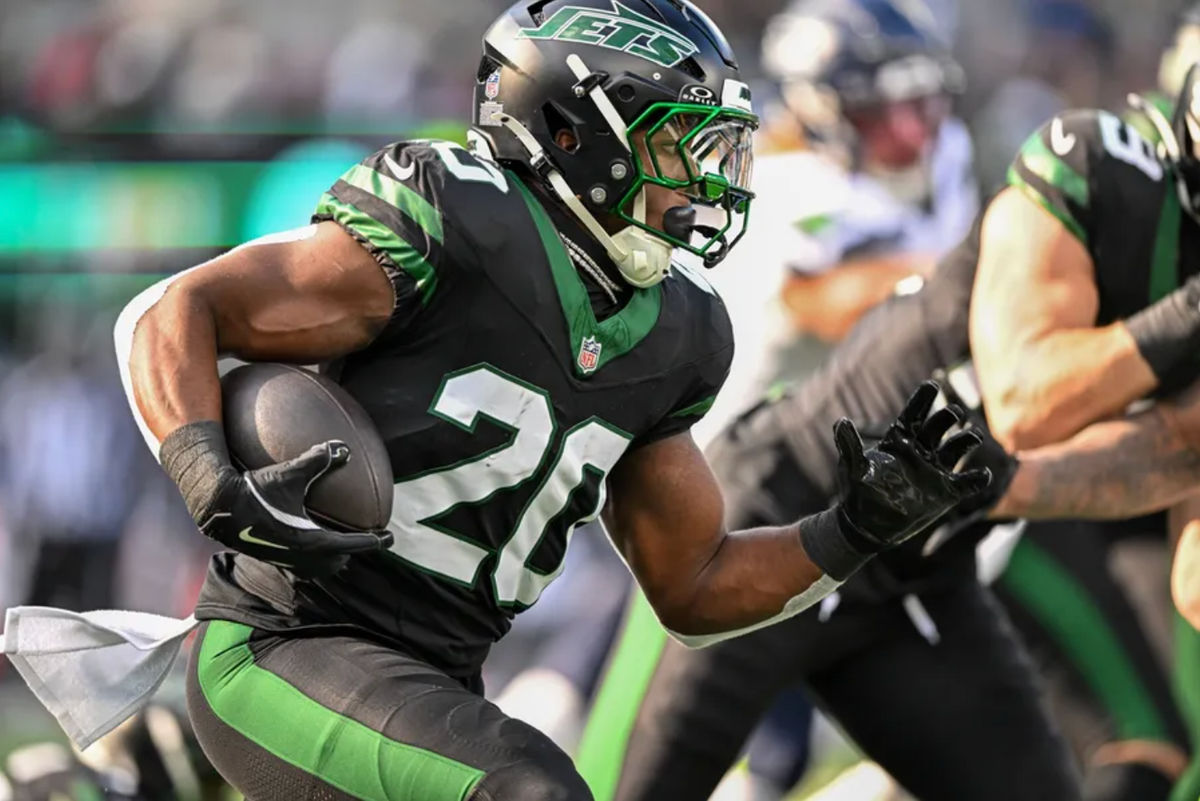 1 de diciembre de 2024; East Rutherford, Nueva Jersey, EE. UU.; El corredor de los New York Jets, Breece Hall (20), corre con el balón durante el primer cuarto contra los Seattle Seahawks en el MetLife Stadium. Crédito obligatorio: Mark Smith-Imagn Images