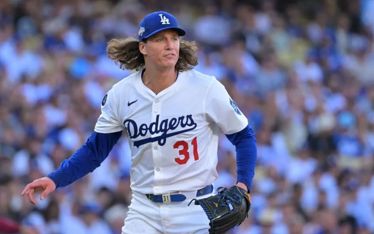 9 de octubre de 2025; Los Ángeles, California, EE. UU.; El lanzador de los Dodgers de Los Ángeles, Tyler Glasnow (31), reacciona a una decisión en la quinta entrada contra los Filis de Filadelfia durante el cuarto juego de la ronda de la Serie Divisional de la Liga Nacional (NLDS) de los playoffs de la MLB de 2025 en el Dodger Stadium. Crédito obligatorio: Jayne Kamin-Oncea-Imagn Images.