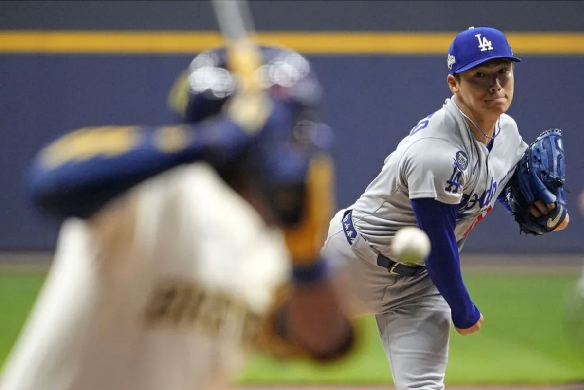 14 de octubre de 2025; Milwaukee, Wisconsin, EE. UU.; El lanzador de los Dodgers de Los Ángeles, Yoshinobu Yamamoto (18), lanza contra los Cerveceros de Milwaukee en la primera entrada del segundo juego de la ronda de la Serie de Campeonato de la Liga Nacional (NLCS) de los playoffs de la MLB de 2025 en el American Family Field. Crédito obligatorio: Michael McLoone-Imagn Images.