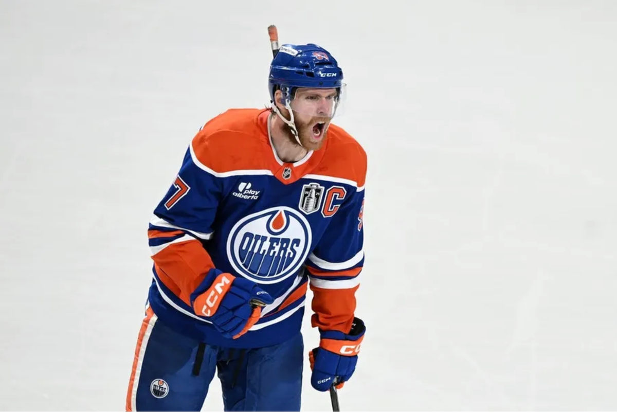 6 de junio de 2025; Edmonton, Alberta, Canadá; El pívot de los Edmonton Oilers, Connor McDavid (97), reacciona contra los Florida Panthers durante el primer periodo del segundo partido de la final de la Copa Stanley 2025 en el Rogers Place. Crédito obligatorio: Walter Tychnowicz-Imagn Images.