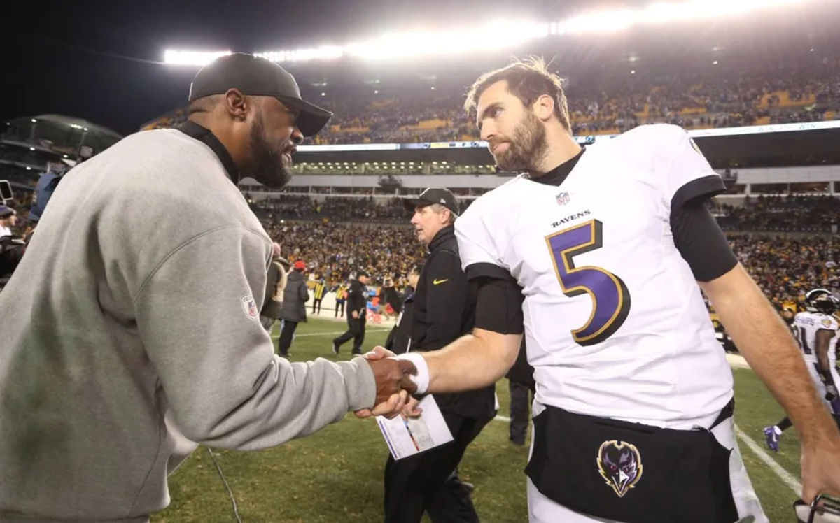 25 de diciembre de 2016; Pittsburgh, Pensilvania, EE. UU.; El entrenador en jefe de los Pittsburgh Steelers, Mike Tomlin (izquierda), estrecha la mano del mariscal de campo de los Baltimore Ravens, Joe Flacco (5), después de su partido en el Heinz Field. Los Steelers ganaron 31-27. Crédito obligatorio: Charles LeClaire-Imagn Images