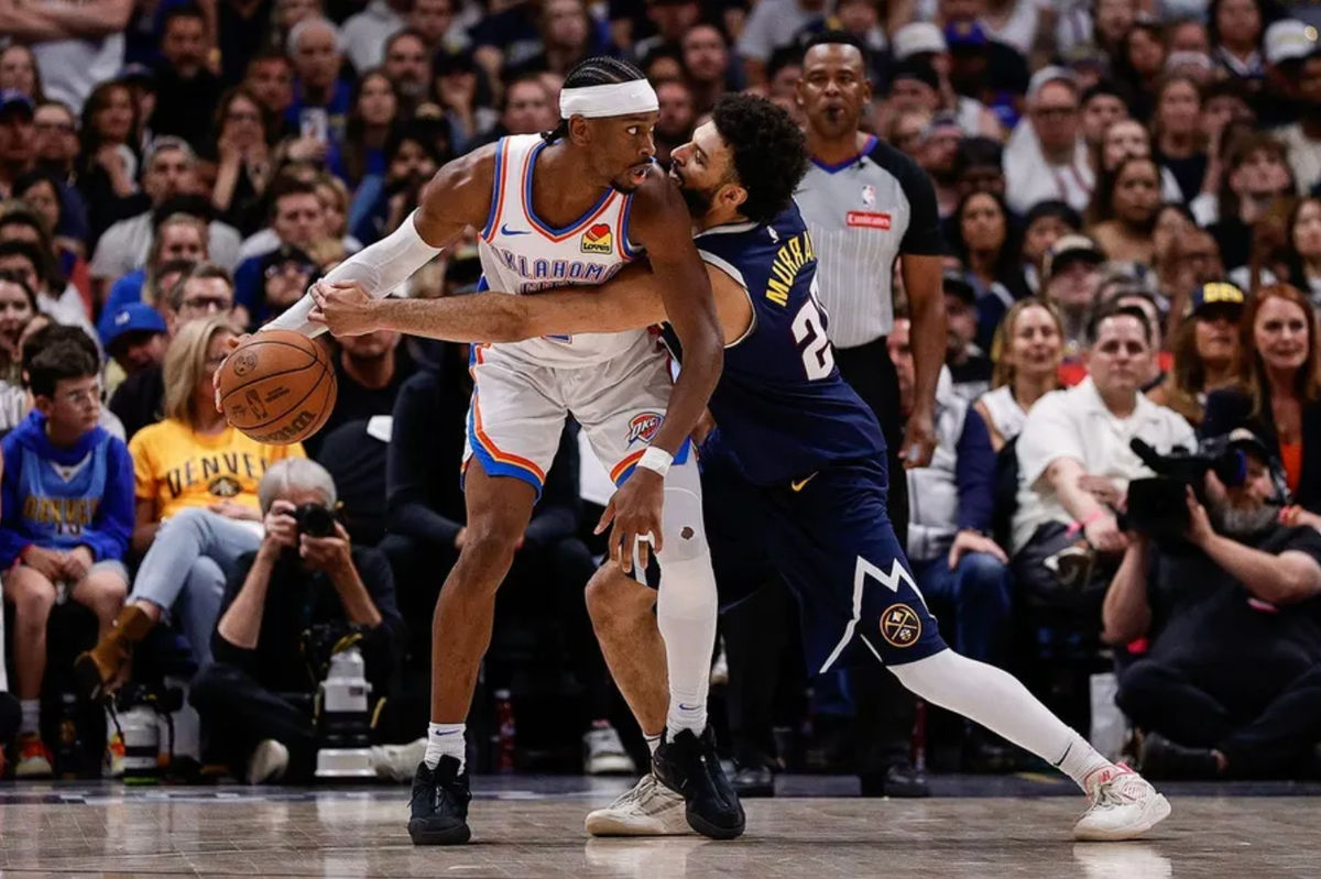 11 de mayo de 2025; Denver, Colorado, EE. UU.; El base del Oklahoma City Thunder, Shai Gilgeous-Alexander (2), controla el balón bajo la presión del base de los Denver Nuggets, Jamal Murray (27), en el último cuarto del cuarto partido de la segunda ronda de los Playoffs de la NBA de 2025 en el Ball Arena. Crédito obligatorio: Isaiah J. Downing-Imagn Images.