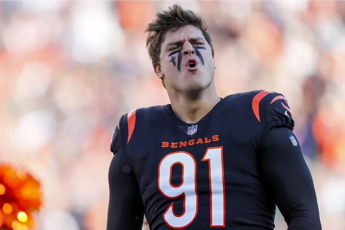 12 de novembro de 2023; Cincinnati, Ohio, EUA; O defensive end do Cincinnati Bengals, Trey Hendrickson (91), corre para o campo antes do jogo contra o Houston Texans no Paycor Stadium. Créditos: Katie Stratman-USA TODAY Sports