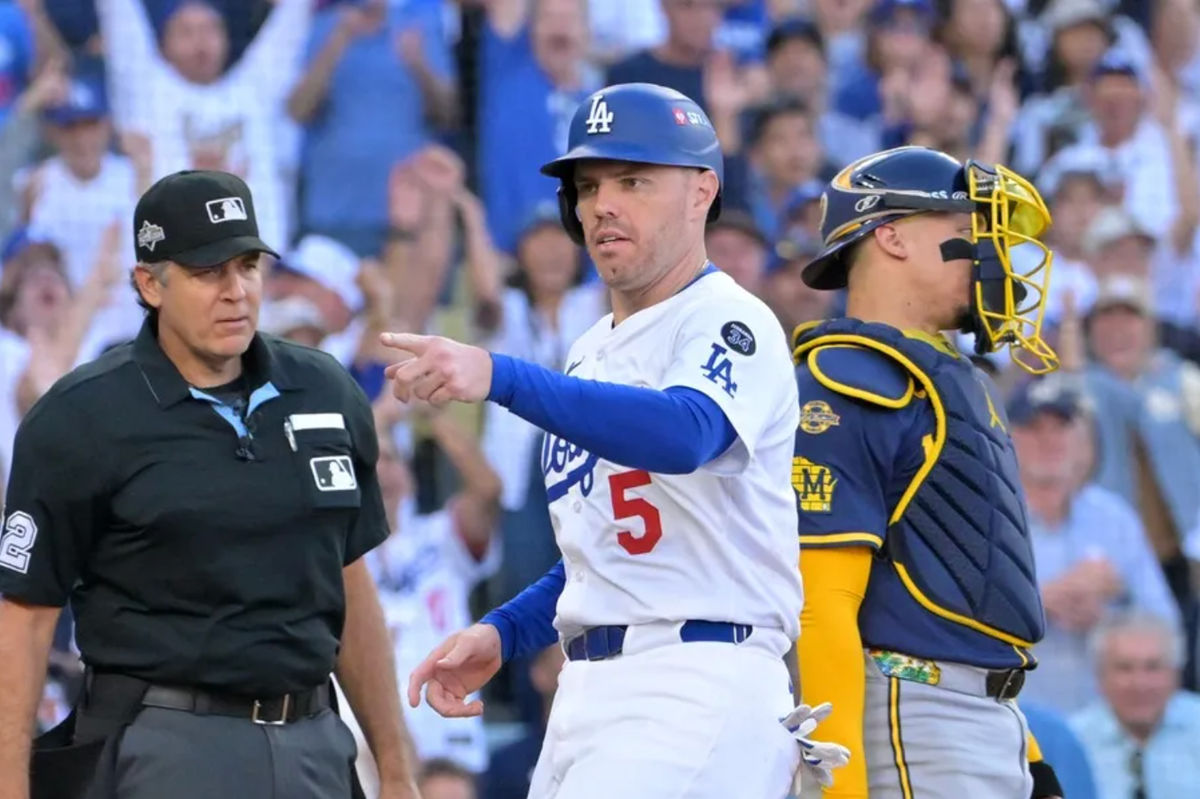 16 de octubre de 2025; Los Ángeles, California, EE. UU.; El primera base de los Dodgers de Los Ángeles, Freddie Freeman (5), celebra anotar tras un error en el tiro del lanzador de los Cerveceros de Milwaukee, Abner Uribe (no aparece en la foto), en la sexta entrada del tercer juego de la ronda de la Serie de Campeonato de la Liga Nacional (NLCS) de los playoffs de la MLB de 2025 en el Dodger Stadium. Crédito obligatorio: Jayne Kamin-Oncea-Imagn Images.