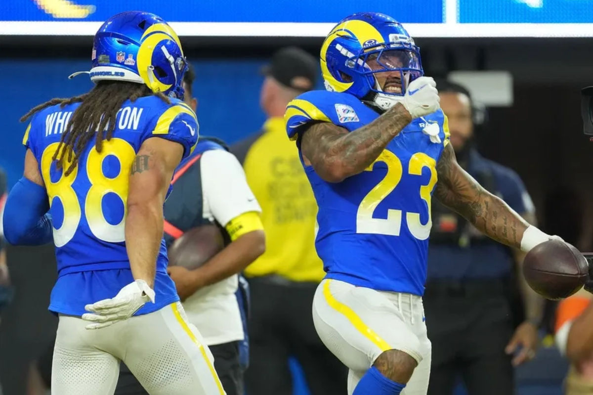 2 de octubre de 2025; Inglewood, California, EE. UU.; El corredor de Los Angeles Rams, Kyren Williams (23), reacciona tras anotar un touchdown contra los San Francisco 49ers durante la primera mitad en el SoFi Stadium. Crédito obligatorio: Kirby Lee-Imagn Images.