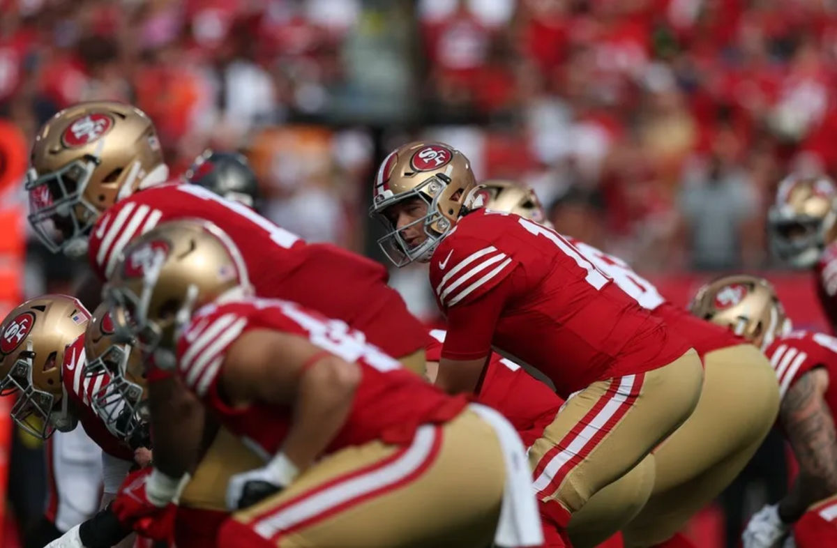 12 de octubre de 2025; Tampa, Florida, EE. UU.; El mariscal de campo de los San Francisco 49ers, Mac Jones (10), realiza un snap durante el primer cuarto contra los Tampa Bay Buccaneers en el Estadio Raymond James. Crédito obligatorio: Nathan Ray Seebeck-Imagn Images