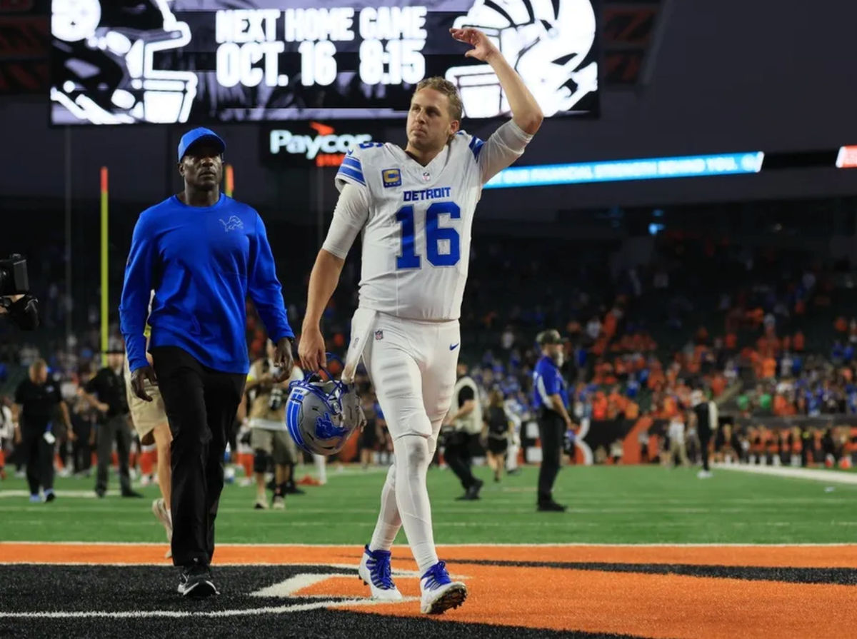 5 de octubre de 2025; Cincinnati, Ohio, EE. UU.; El mariscal de campo de los Detroit Lions, Jared Goff (16), saluda a la afición tras el partido contra los Cincinnati Bengals en el Estadio Paycor. Crédito obligatorio: Katie Stratman-Imagn Images
