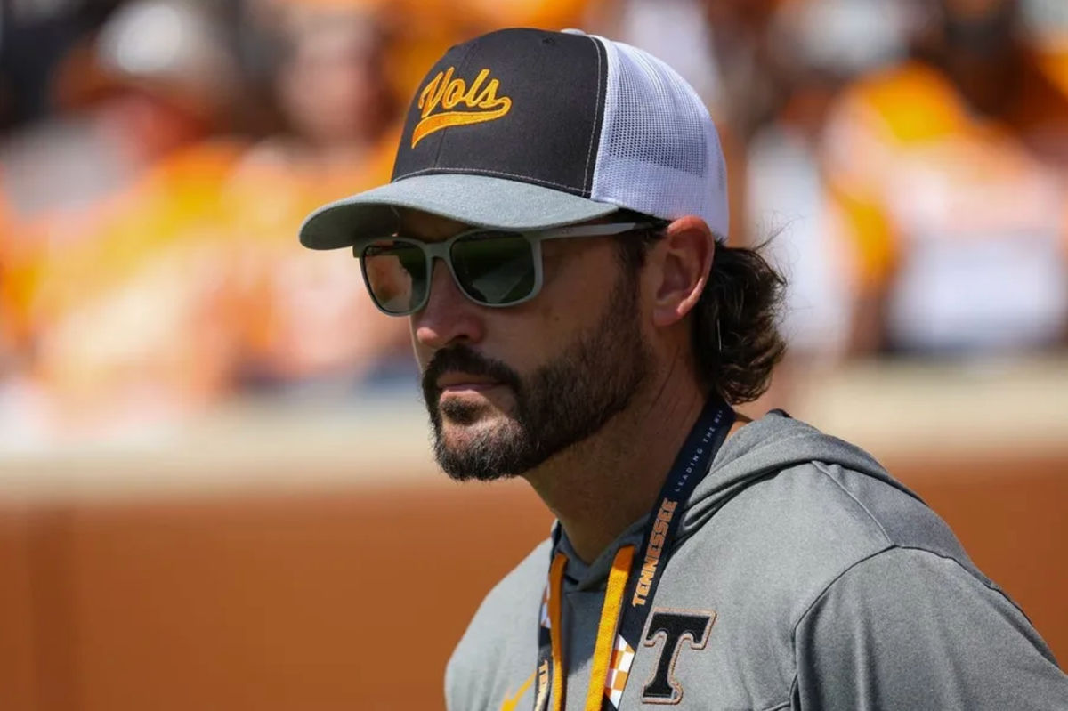 20 de septiembre de 2025; Knoxville, Tennessee, EE. UU.; Tony Vitello, entrenador principal de béisbol de los Tennessee Volunteers, observa el partido de fútbol americano entre los Tennessee Volunteers y los UAB Blazers durante el segundo cuarto en el Estadio Neyland. Crédito obligatorio: Randy Sartin-Imagn Images