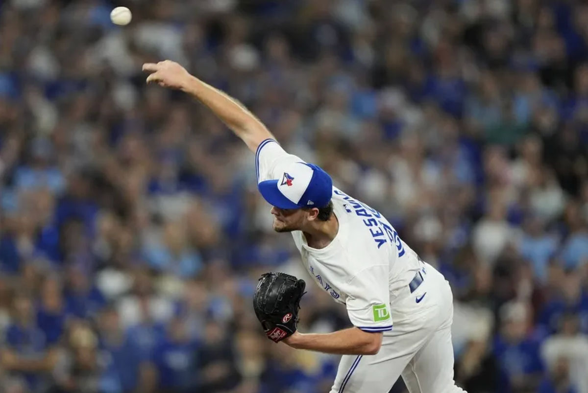 19 de octubre de 2025; Toronto, Ontario, Canadá; El lanzador de los Toronto Blue Jays, Trey Yesavage (39), lanza contra los Seattle Mariners en la primera entrada del sexto juego de la ronda de la Serie de Campeonato de la Liga Americana (ALCS) de los playoffs de la MLB de 2025 en el Rogers Centre. Crédito obligatorio: John E. Sokolowski-Imagn Images.