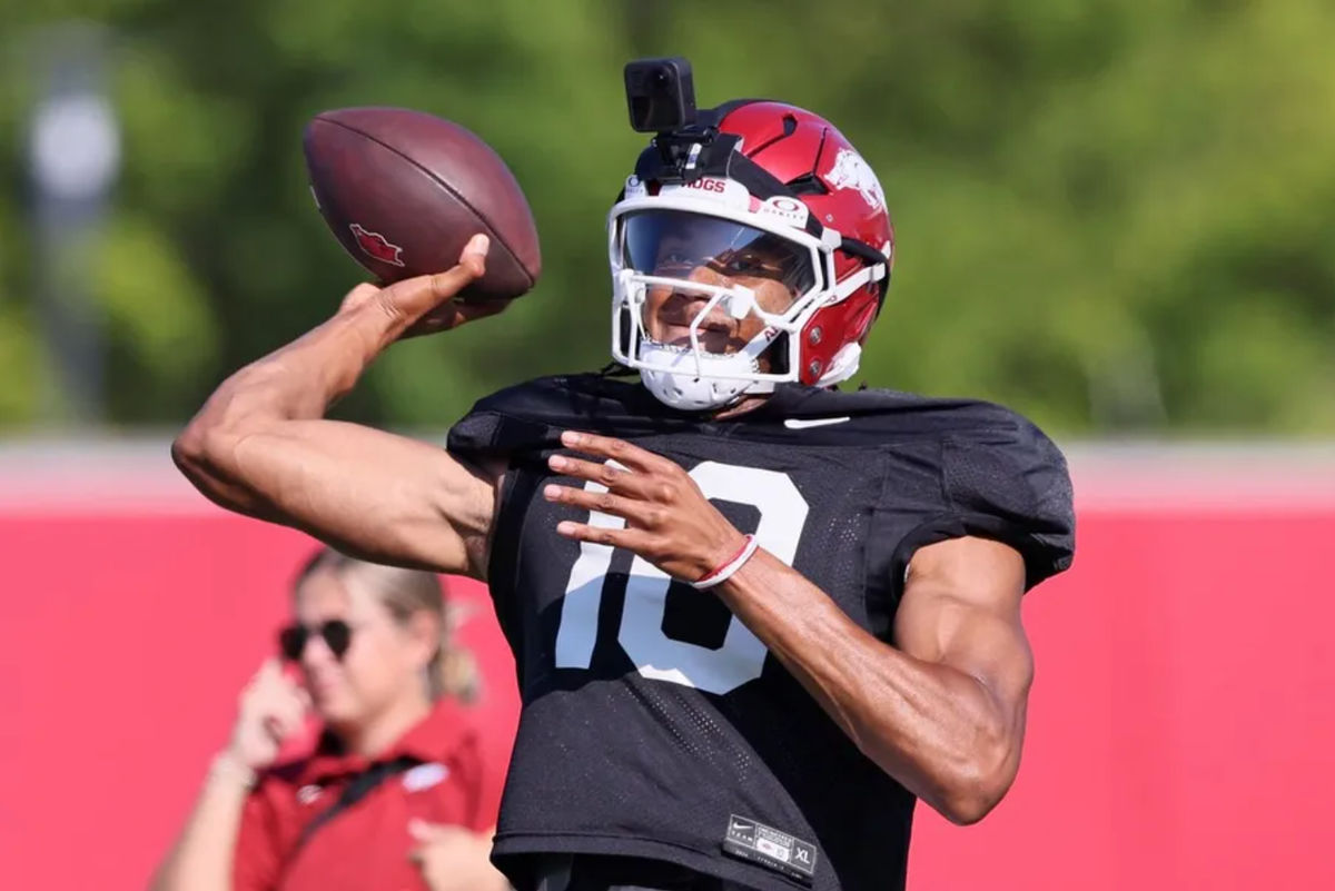 14 de agosto de 2025; Fayetteville, AR, EE. UU.; El mariscal de campo de los Arkansas Razorbacks, Taylen Green (10), lanza durante la práctica. Crédito obligatorio: Nelson Chenault-Imagn Images
