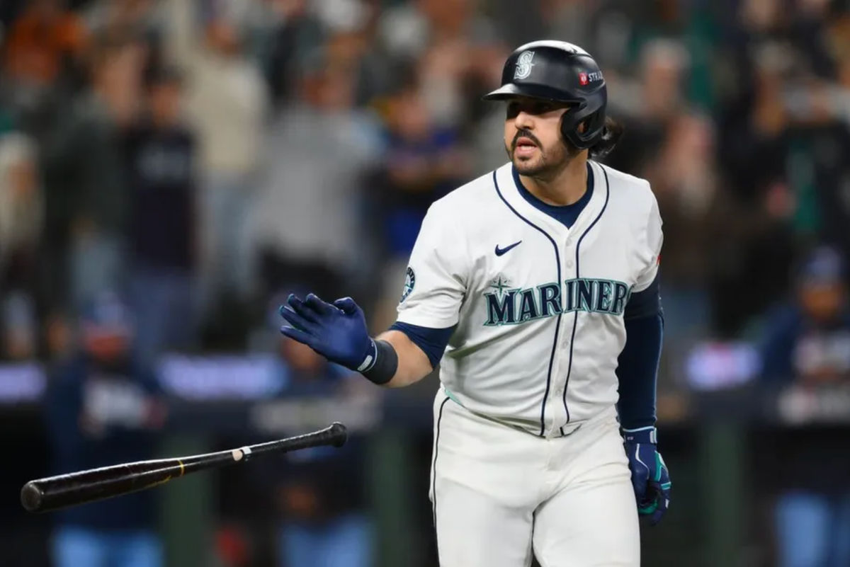 17 de octubre de 2025; Seattle, Washington, EE. UU.; El tercera base de los Marineros de Seattle, Eugenio Suárez (28), lanza su bate tras conectar un grand slam contra los Azulejos de Toronto en la octava entrada del quinto juego de la ronda de la Serie de Campeonato de la Liga Americana (ALCS) de los playoffs de la MLB de 2025 en el T-Mobile Park. Crédito obligatorio: Steven Bisig-Imagn Images.