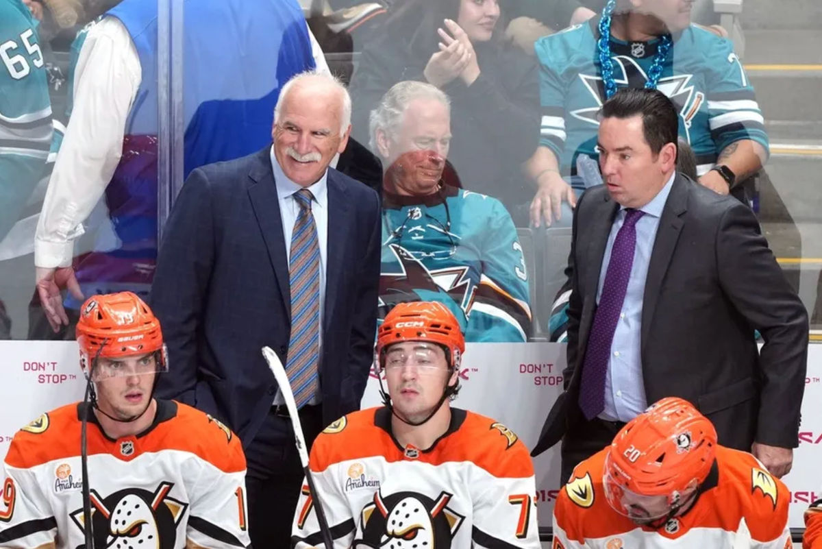 11 de octubre de 2025; San José, California, EE. UU.; El entrenador principal de los Anaheim Ducks, Joel Quenneville (atrás a la izquierda), y el entrenador asistente Jay Woodcroft (atrás a la derecha), están detrás del banquillo durante el tiempo extra contra los San Jose Sharks en el SAP Center de San José. Crédito obligatorio: Darren Yamashita-Imagn Images
