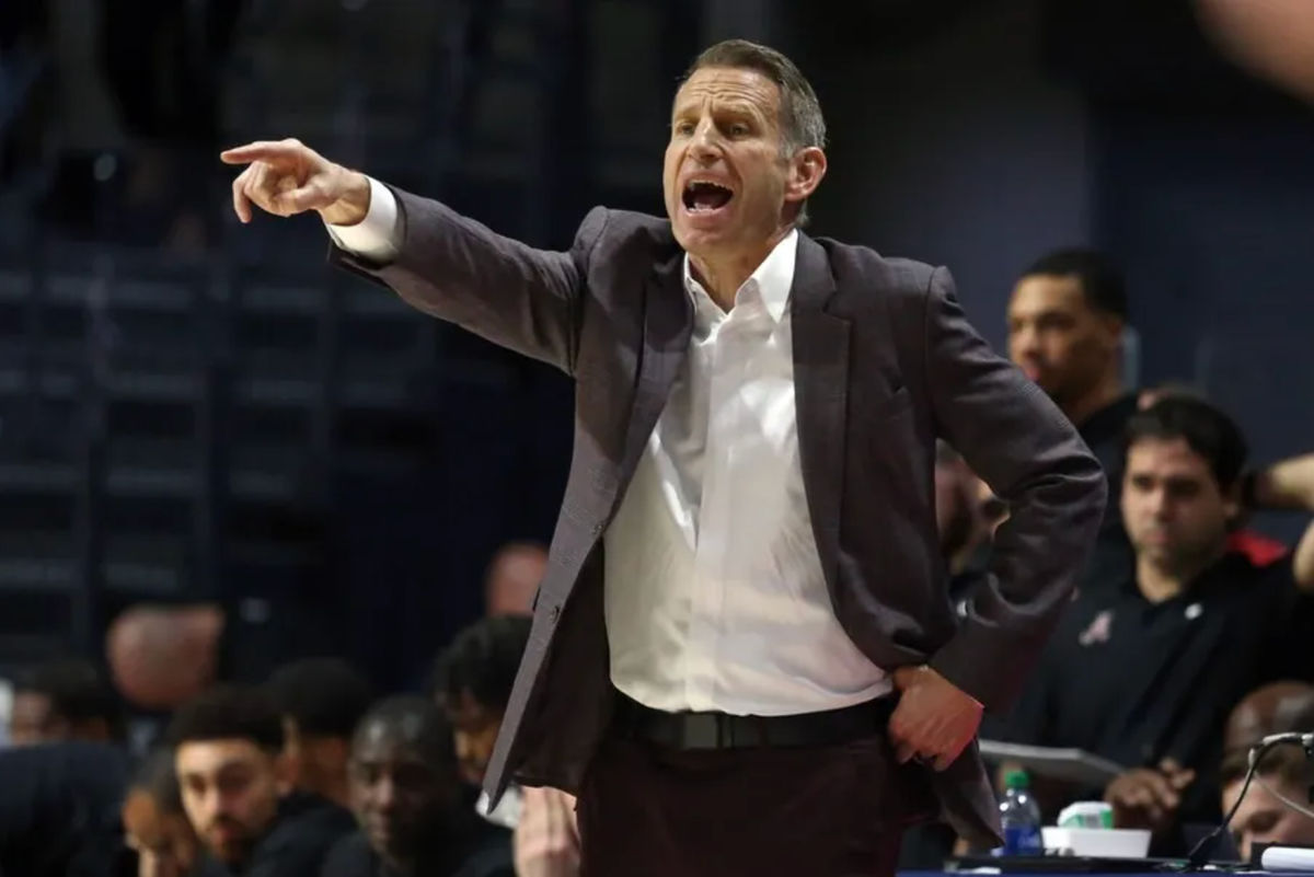 28 de fevereiro de 2024; Oxford, Mississippi, EUA; O técnico do Alabama Crimson Tide, Nate Oats, dá instruções durante o primeiro tempo contra o Mississippi Rebels no The Sandy e o John Black Pavilion no Ole Miss. Créditos: Petre Thomas-USA TODAY Sports