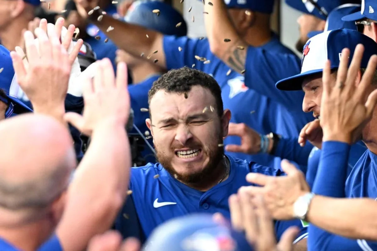 28 de septiembre de 2025; Toronto, Ontario, Canadá; El receptor de los Toronto Blue Jays, Alejandro Kirk (30), celebra con sus compañeros en el dugout tras conectar un grand slam contra los Tampa Bay Rays en la primera entrada en el Rogers Centre. Crédito obligatorio: Dan Hamilton-Imagn Images.
