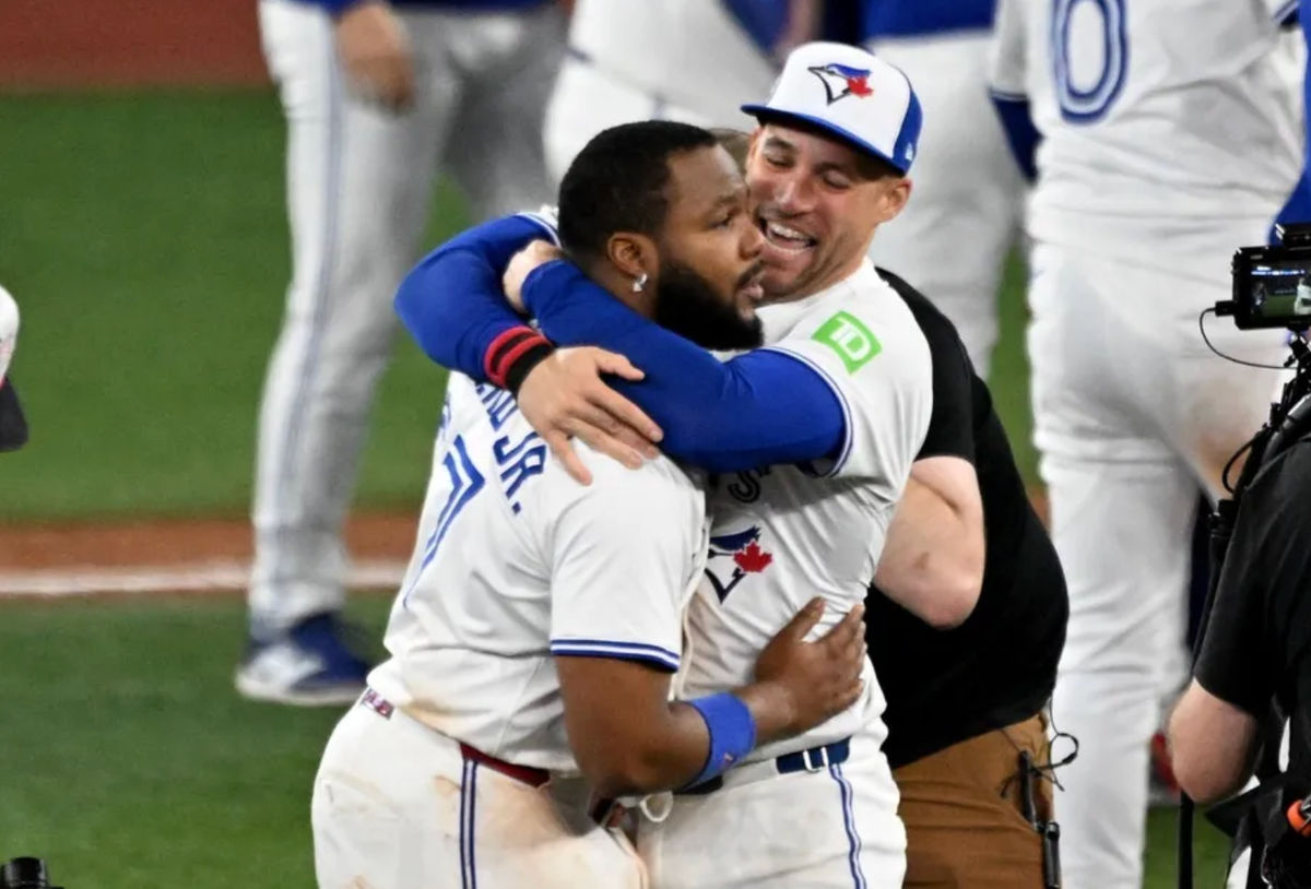 20 de octubre de 2025; Toronto, Ontario, Canadá; El primera base de los Toronto Blue Jays, Vladimir Guerrero Jr. (27), y el bateador designado George Springer (4) celebran tras ganar el séptimo juego de la ronda de la Serie de Campeonato de la Liga Americana (ALCS) de los playoffs de la MLB de 2025 contra los Marineros de Seattle en el Rogers Centre. Crédito obligatorio: Dan Hamilton-Imagn Images