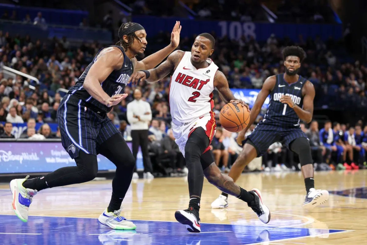 21 de diciembre de 2024; Orlando, Florida, EE. UU.; El base del Miami Heat, Terry Rozier (2), penetra la canasta superando al pívot del Orlando Magic, Wendell Carter Jr. (34), en el segundo cuarto en el Kia Center. Crédito obligatorio: Nathan Ray Seebeck-Imagn Images