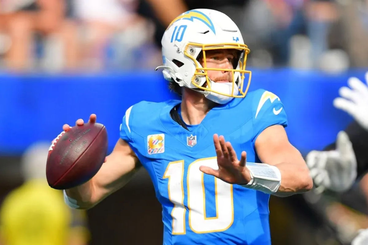 5 de octubre de 2025; Inglewood, California, EE. UU.; El mariscal de campo de Los Angeles Chargers, Justin Herbert (10), lanza un pase contra los Washington Commanders en la segunda mitad en el SoFi Stadium. Crédito obligatorio: Gary A. Vasquez-Imagn Images