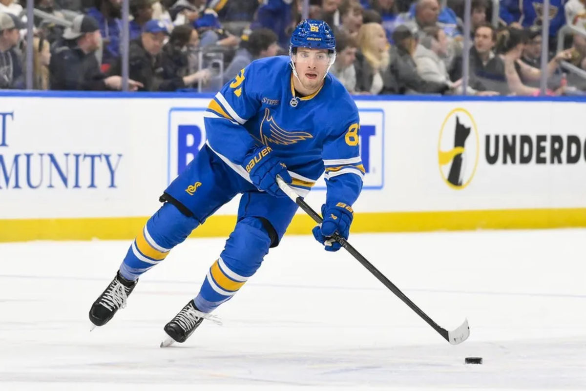 21 de octubre de 2025; St. Louis, Missouri, EE. UU.; Dylan Holloway (81), extremo izquierdo de los St. Louis Blues, controla el disco contra Los Angeles Kings durante el segundo periodo en el Enterprise Center. Crédito obligatorio: Jeff Curry-Imagn Images