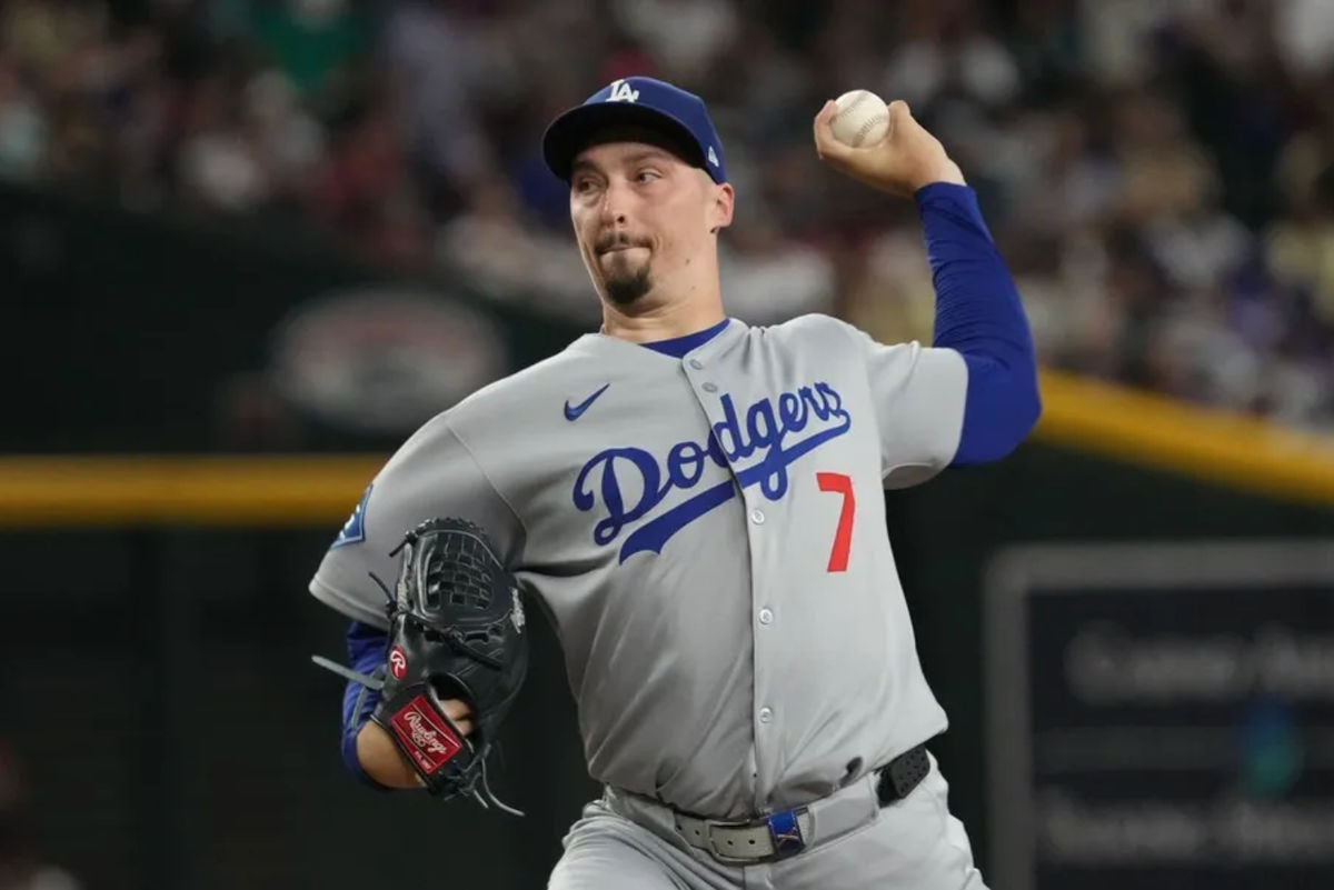 24 de septiembre de 2025; Phoenix, Arizona, EE. UU.; El lanzador de los Dodgers de Los Ángeles, Blake Snell (7), lanza contra los Diamondbacks de Arizona en la primera entrada en el Chase Field. Crédito obligatorio: Rick Scuteri-Imagn Images